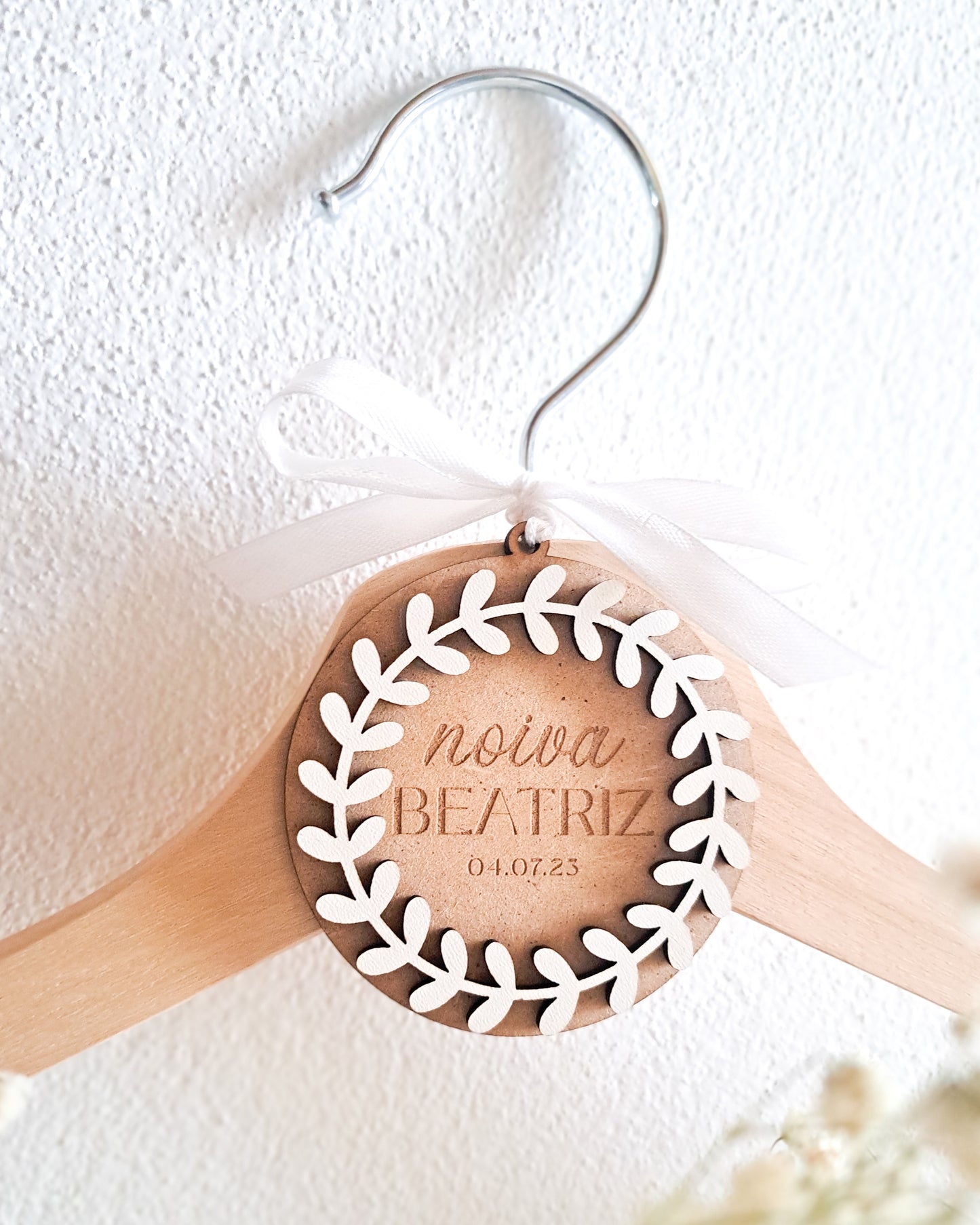 Aplicação personalizada em MDF para cabides - Noiva/Noivo