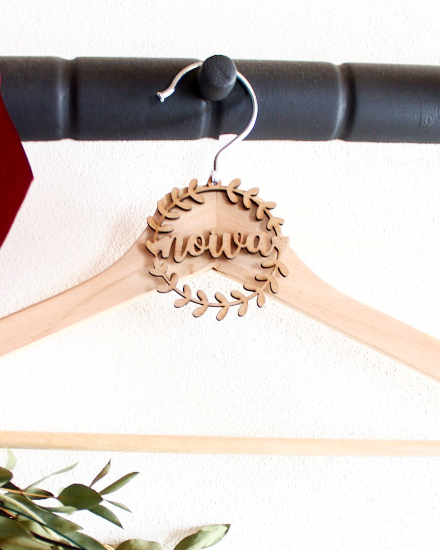 Aplicação em MDF para cabides - Noiva