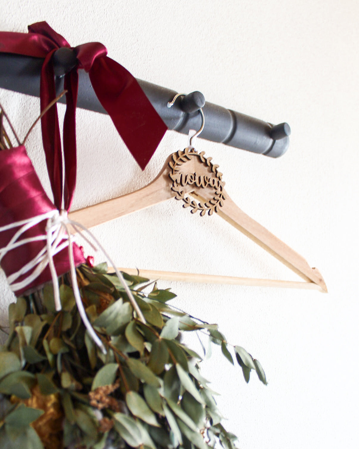 Aplicação em MDF para cabides - Noiva