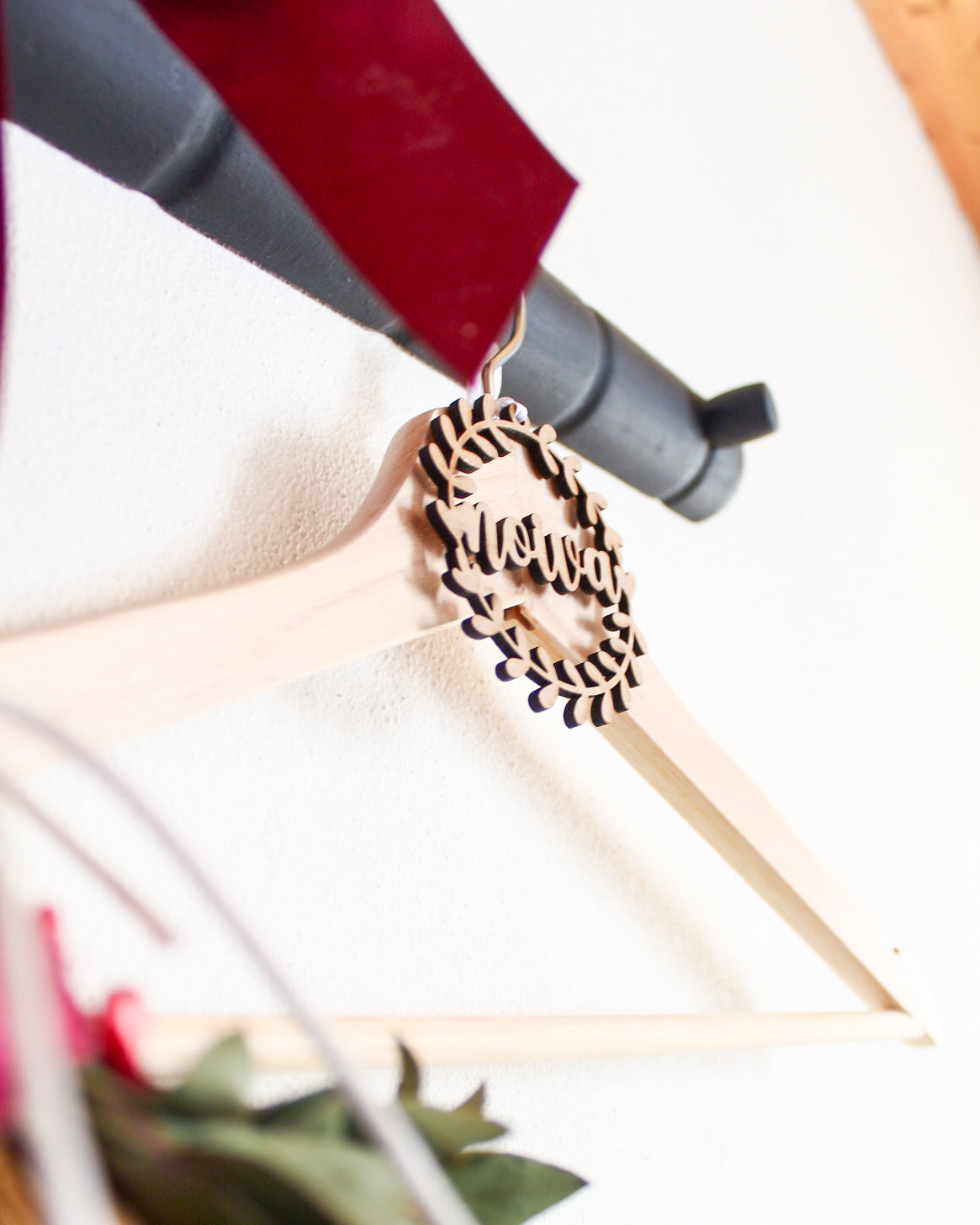 Aplicação em MDF para cabides - Noiva