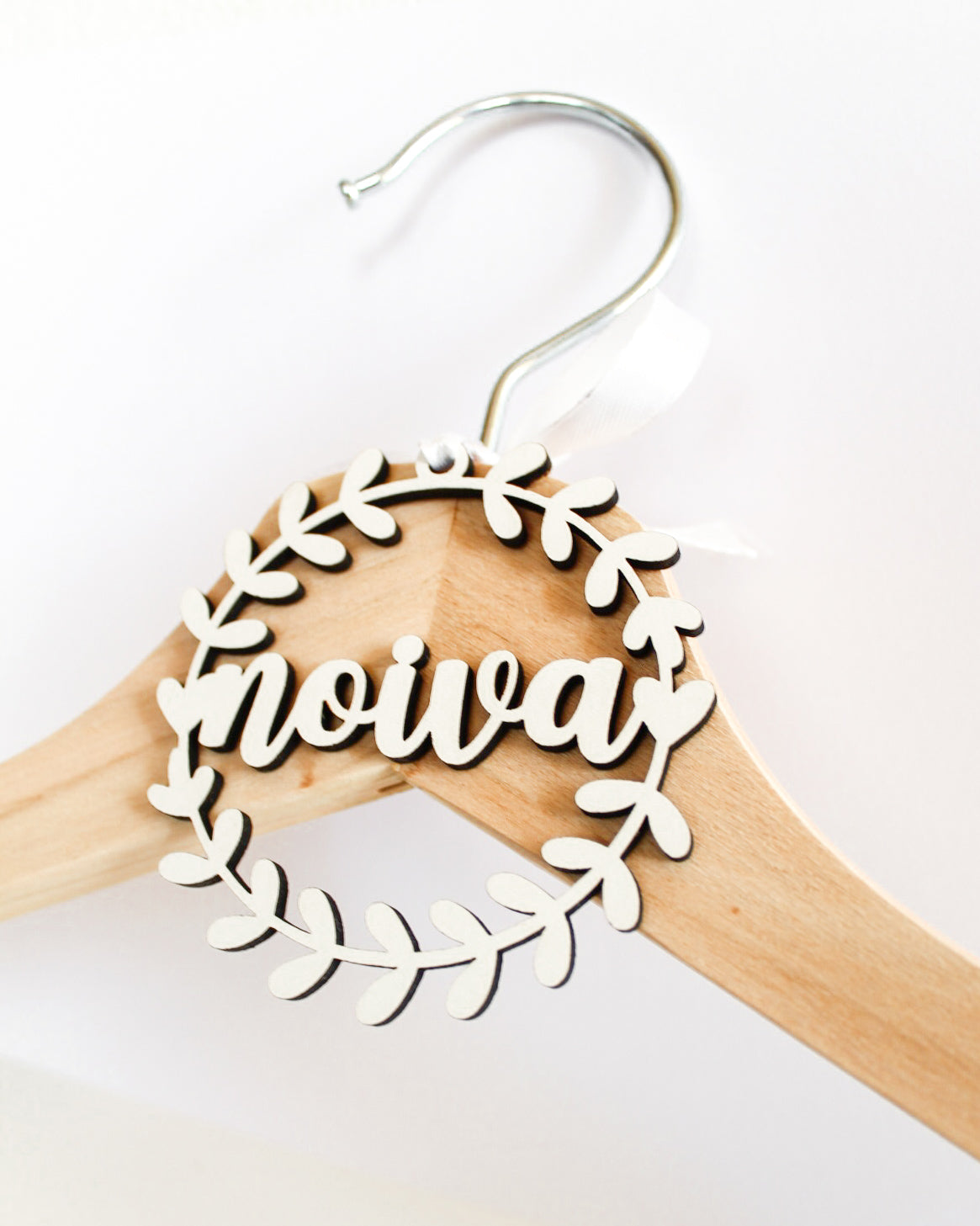 Aplicação em MDF para cabides - Noiva