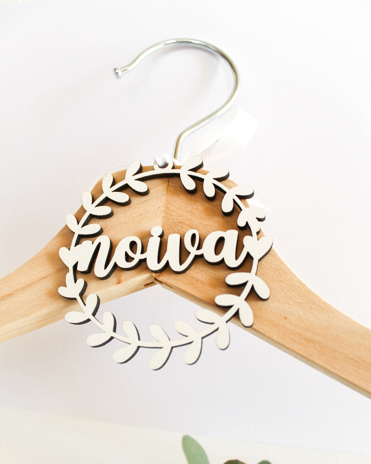 Aplicação em MDF para cabides - Noiva